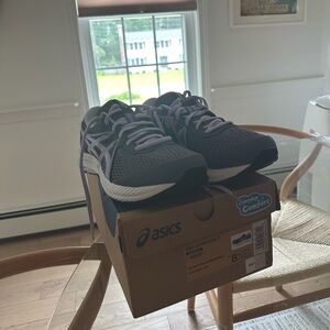 WOMENS ASICS size 8.5 wide